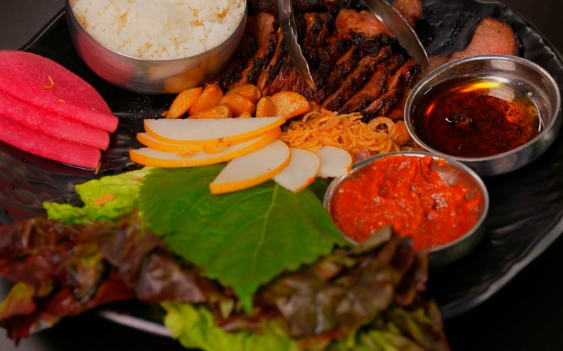 Closeup of Korean ssam board