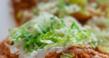 Tostada de Tinga — La Tingeria